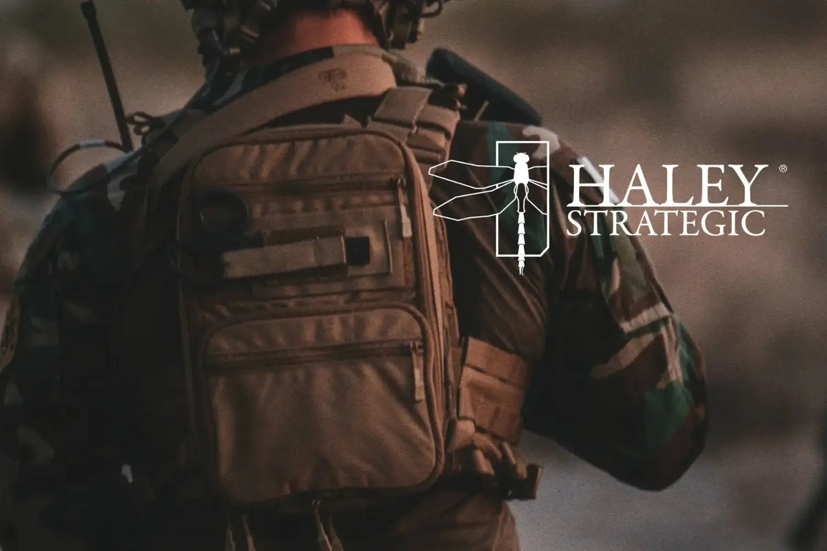Haley Strategic logo ja merkin varusteita käyttävä sotilas takaapäin kuvattuna.